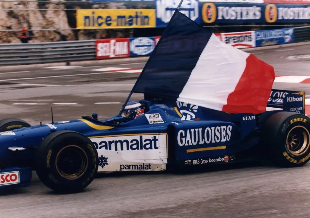 La bandera francesa en lo más alto de GP del Principado (Twitter)