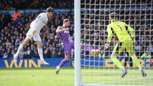 LEEDS, ENGLAND - FEBRUARY 26: Harry Kane of Tottenham Hotspur scores their side's first goal during the Premier League match between Leeds United and Tottenham Hotspur at Elland Road on February 26, 2022 in Leeds, England. (Photo by Laurence Griffiths/Getty Images)