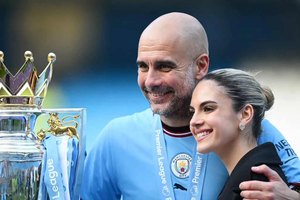 María Guardiola celebrando el título de la Premier League junto a su padre, Pep Guardiola. Fuente: Getty Images.