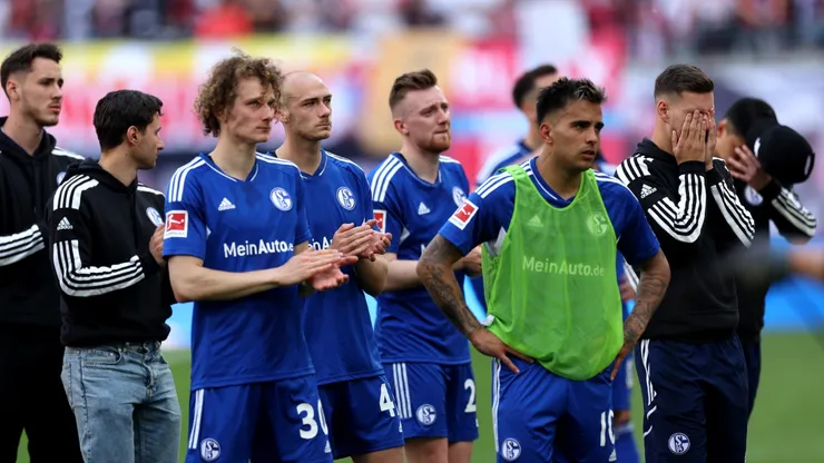 El uruguayo Zalazar y los jugadores de Schalke 04, desconsolados por el descenso.