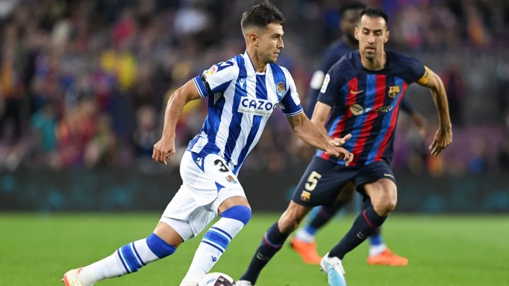 Martín Zubimendi y Sergio Busquets, en un partido entre Real Sociedad y Barcelona por LaLiga.