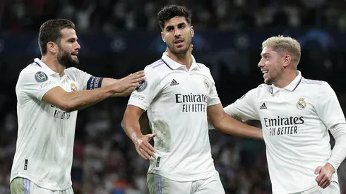 Marco Asensio, rodeado por Valverde y Nacho en un partido del Madrid.