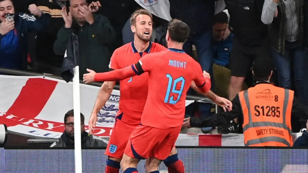 Abrazo de Mason Mount con Harry Kane en un partido de Inglaterra.