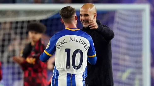 Mac Allister y Guardiola, luego del partido entre Brighton y Manchester City.