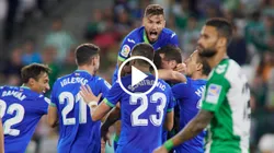 Alderete y el festejo de todo Getafe por el gol del triunfo ante Betis.