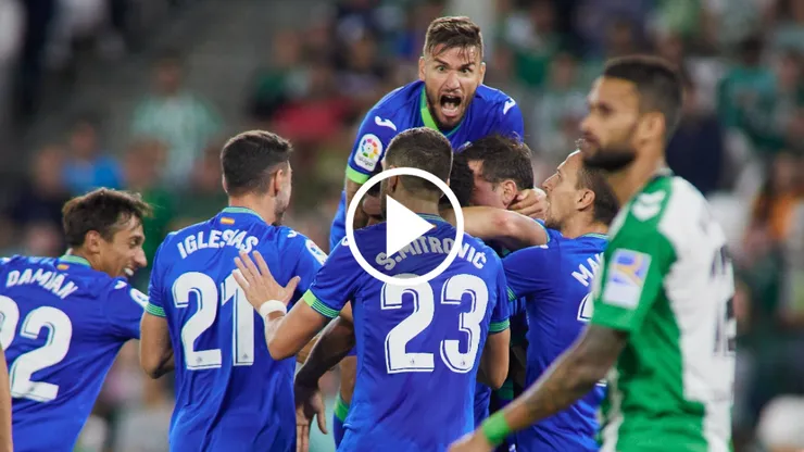 Alderete y el festejo de todo Getafe por el gol del triunfo ante Betis.