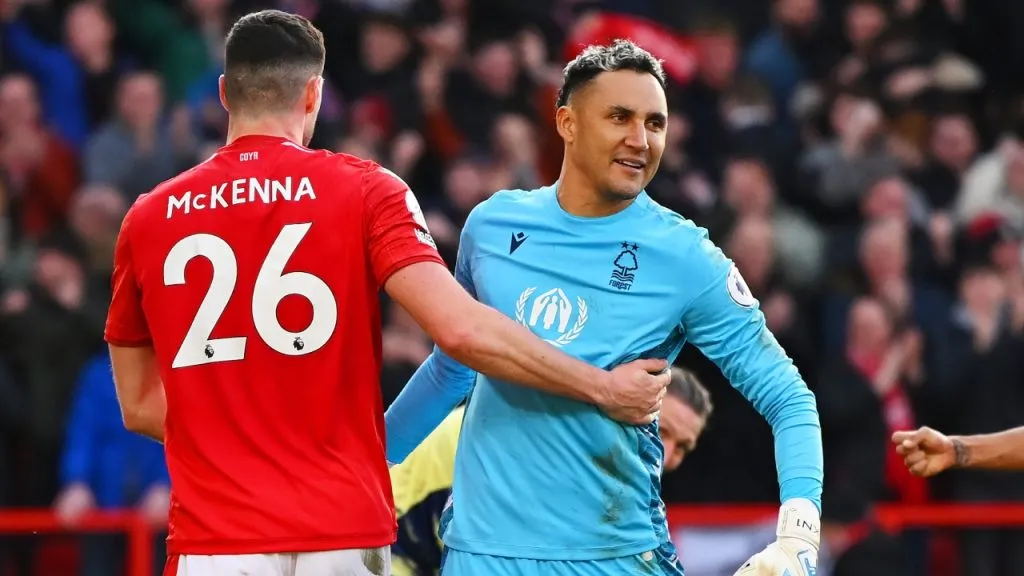 Keylor Navas, abrazado por su compañero en Nottingham Forest, McKenna.