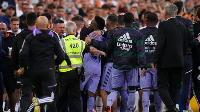 El momento en el que Vinícius recriminó los insultos por parte de los hinchas del Valencia. Getty images.