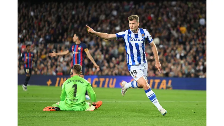 Festejo de gol de Real Sociedad sobre Barcelona.