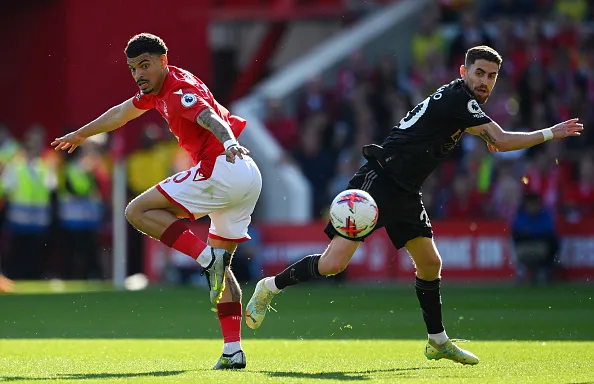 Acción de juego entre Nottigham Forest y Arsenal. Getty.