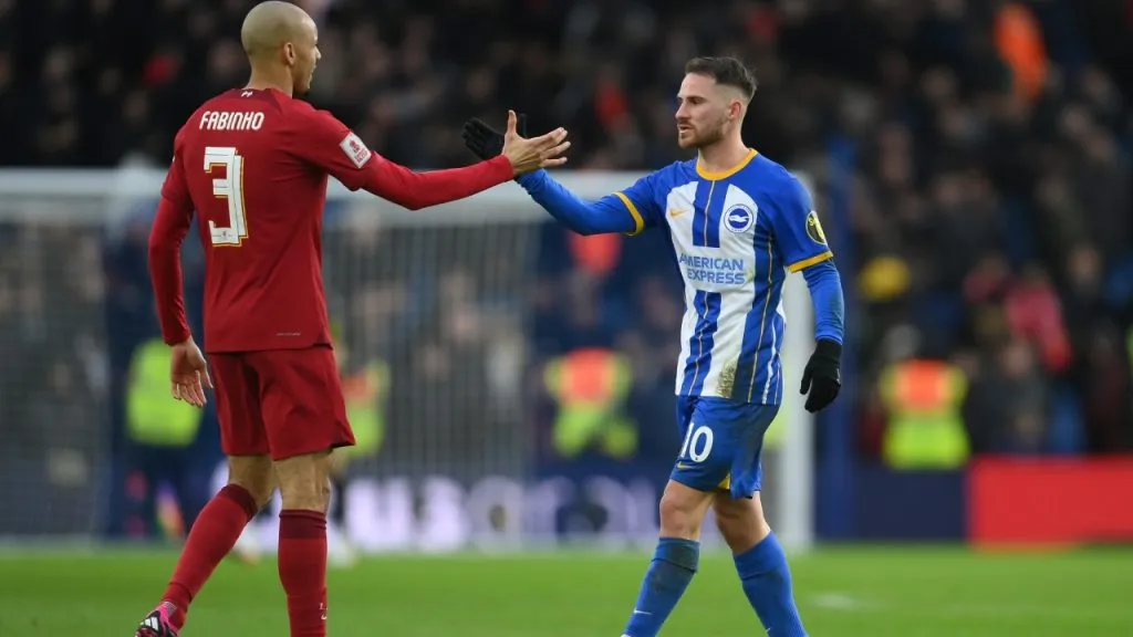 El saludo entre Alexis Mac Allister y Fabinho en medio de un partido entre Liverpool y Brighton por Premier League.