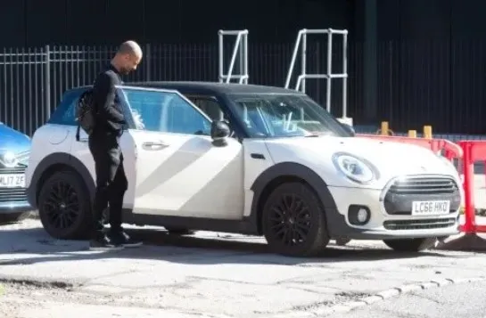 Guardiola en su Mini Cooper. (Tork.news)