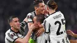 TURIN, ITALY - MARCH 09: Angel Di Maria of Juventus celebrates with Dusan Vlahovic and teammates after scoring the team's first goal during the UEFA Europa League round of 16 leg one match between Juventus and Sport-Club Freiburg at Juventus Stadium on March 09, 2023 in Turin, Italy. (Photo by Valerio Pennicino/Getty Images)