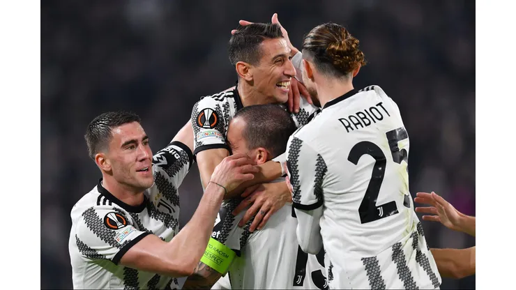 TURIN, ITALY - MARCH 09: Angel Di Maria of Juventus celebrates with Dusan Vlahovic and teammates after scoring the team's first goal during the UEFA Europa League round of 16 leg one match between Juventus and Sport-Club Freiburg at Juventus Stadium on March 09, 2023 in Turin, Italy. (Photo by Valerio Pennicino/Getty Images)