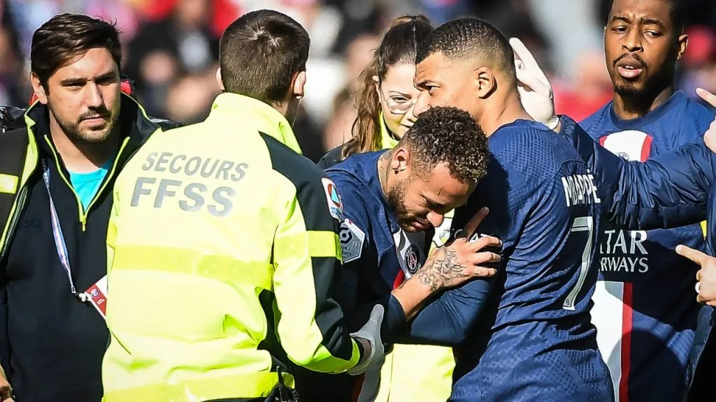 Neymar, retirándose de un partido de PSG por una lesión en el tobillo derecho.