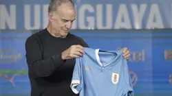 Sorpresa: Bielsa citó a 18 jugadores en su primera convocatoria en Uruguay