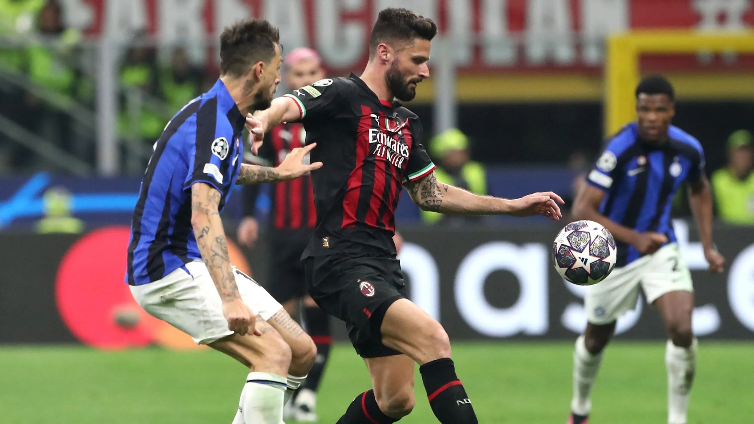 Francesco Acerbi en el duelo con Oliver Giroud. Getty Images