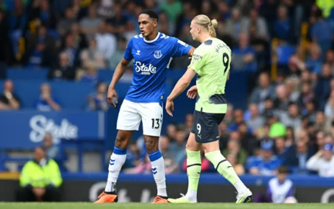 Yerry Mina en uno de sus encontronazos con Erling Haaland. Getty Images.