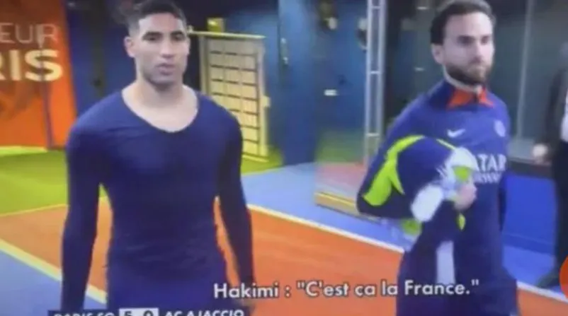 Achraf Hakimi en el momento que se retiró del campo de juego del Parque de los Príncipes. Captura de transmisión.