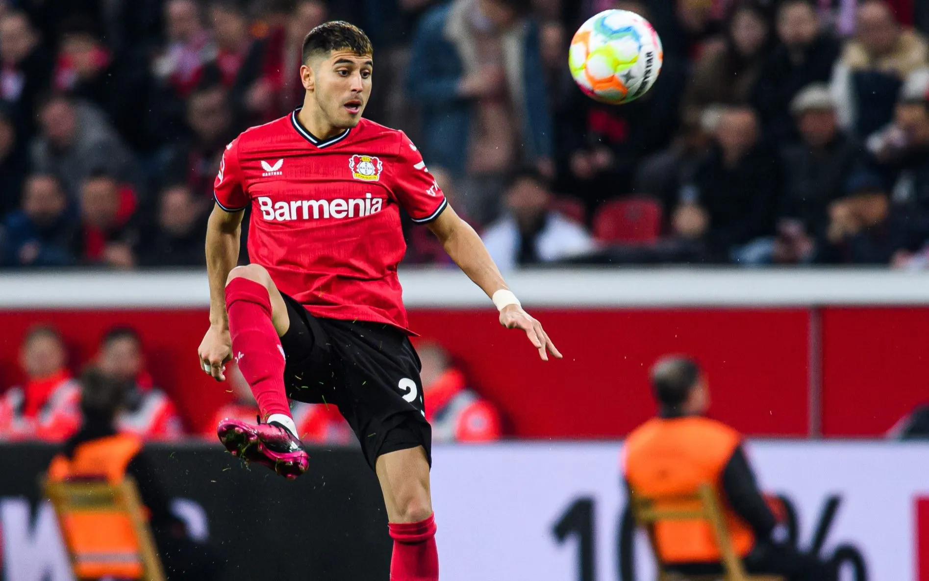 Exequiel Placios podría convertirse en refuerzo del AC Milan. @Bayer04_ES