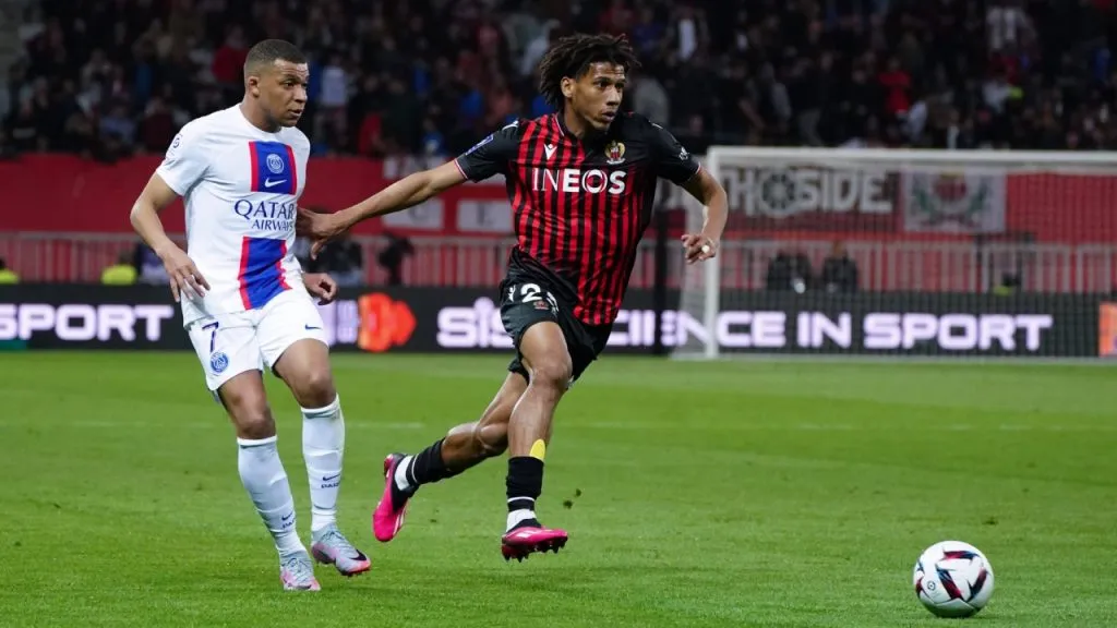 Todibo, ante Mbappé, en un duelo Niza-PSG por la liga francesa (IMAGO / PanoramiC)