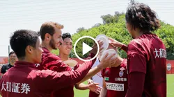 VIDEO | Iniesta cumplió 39 y le llenaron la cara de torta en Japón