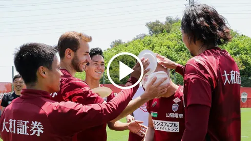 VIDEO | Iniesta cumplió 39 y le llenaron la cara de torta en Japón