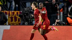 Edoardo Bove y Tammy Abraham festejan el único tanto del partido.