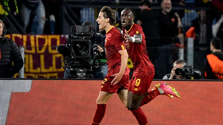 Edoardo Bove y Tammy Abraham festejan el único tanto del partido.
