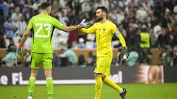 Hugo Lloris y su saludo a Emiliano Martínez.