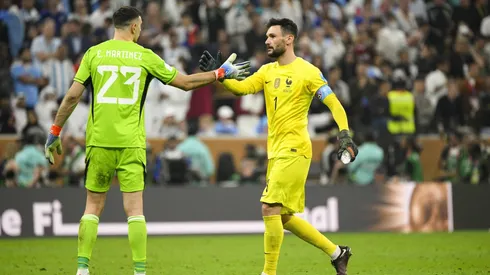 Hugo Lloris y su saludo a Emiliano Martínez.