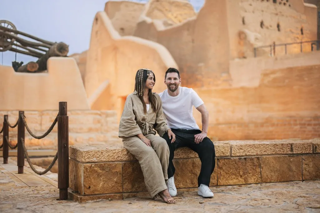 Lionel Messi junto a Antonela Roccuzzo en el viaje a Arabia Saudita. @AhmedAlKhateeb