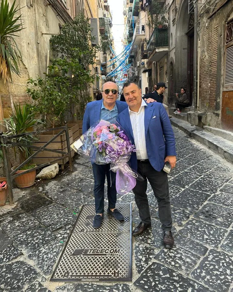 Rocco Commiso y Joe Barone. Los directivos de la Fiorentina que visitaron el santuario de Diego Maradona. @ACFFiorentina