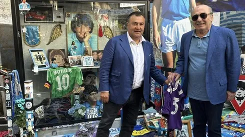 Homenaje de la directiva de la Fiorentina a Diego Maradona en Napoli. @ACFFiorentina