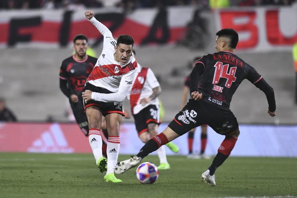 BUENOS AIRES, ARGENTINA – SEPTEMBER 04: Pablo Solari of River Plate shoots on target against Juan Ignacio Diaz of Barracas during a match between River Plate and Barracas as part of Liga Profesional 2022 at Estadio Más Monumental Antonio Vespucio Liberti on September 4, 2022 in Buenos Aires, Argentina. (Photo by Rodrigo Valle/Getty Images)