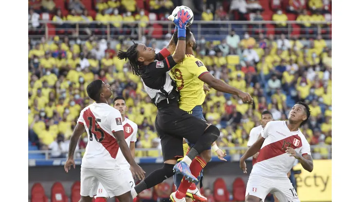 BARRANQUILLA, COLOMBIA - JANUARY 28: Pedro Gallese goalkeeper of Peru jumps to save the ball against Miguel Borja of Colombia during a match between Colombia and Peru as part of FIFA World Cup Qatar 2022 Qualifiers at Roberto Melendez Metropolitan Stadium on January 28, 2022 in Barranquilla, Colombia. (Photo by Gabriel Aponte/Getty Images)