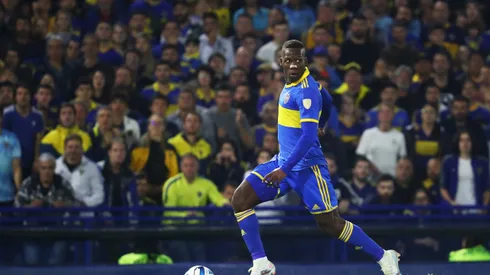 BUENOS AIRES, ARGENTINA - JUNE 6: Luis Advincula of Boca Juniors runs with the ball during a Copa CONMEBOL Libertadores 2023 group F match between Boca Juniors and Colo Colo at Estadio Alberto J. Armando on June 6, 2023 in Buenos Aires, Argentina. (Photo by Marcos Brindicci/Getty Images)