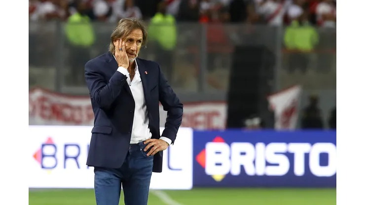 LIMA, PERU - MARCH 29: Ricardo Gareca coach of Peru gestures during the FIFA World Cup Qatar 2022 qualification match between Peru and Paraguay at Estadio Nacional de Lima on March 29, 2022 in Lima, Peru. (Photo by Leonardo Fernandez/Getty Images)