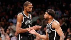 Kevin Durant y Bruce Brown.