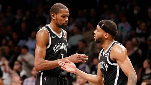 Kevin Durant y Bruce Brown.