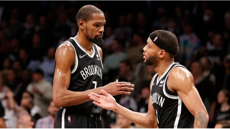 Kevin Durant y Bruce Brown.
