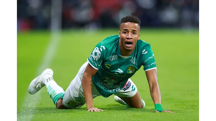 MEXICO CITY, MEXICO - OCTOBER 08: Byron Castillo of Leon reacts during the playoff match between Cruz Azul and León as part of the Torneo Apertura 2022 Liga MX at Azteca Stadium on October 08, 2022 in Mexico City, Mexico. (Photo by Hector Vivas/Getty Images)