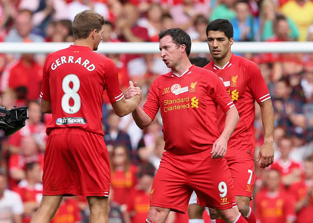 Ribbue Fowler en un amistoso con Gerrard y Luis Suárez (Photo by Clive Brunskill/Getty Images)