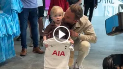 Hijo de James Maddison con la camiseta del Tottenham