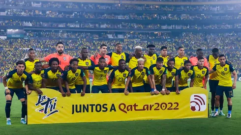 Ecuador's football team poses for a picture during the South American qualification football match for the FIFA World Cup Qatar 2022 against Argentina, at the Isidro Romero Monumental Stadium in Guayaquil, Ecuador, on March 29, 2022. (Photo by FRANKLIN JACOME / POOL / AFP)