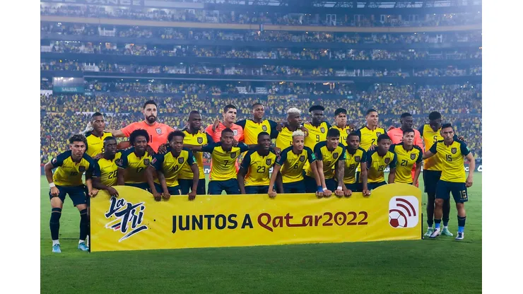 Ecuador's football team poses for a picture during the South American qualification football match for the FIFA World Cup Qatar 2022 against Argentina, at the Isidro Romero Monumental Stadium in Guayaquil, Ecuador, on March 29, 2022. (Photo by FRANKLIN JACOME / POOL / AFP)