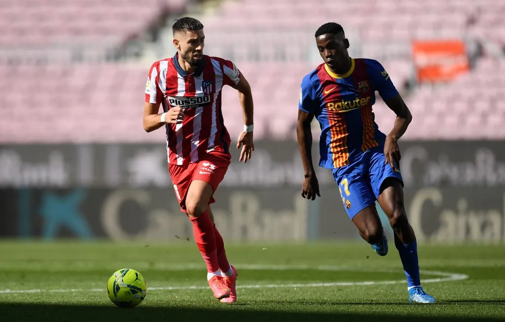 Yannick Carrasco frente al Barcelona en el Camp Nou. Getty Images.