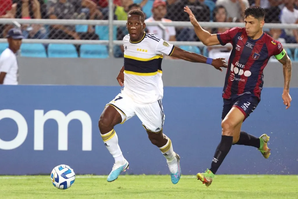 ¿Qué partidos se juegan hoy jueves 29 de junio de 2023?MATURIN, VENEZUELA – APRIL 06: Luis Advíncula of Boca Juniors competes for the ball with Rubén Ramírez of Monagas during a Copa CONMEBOL Libertadores 2023 group F match between Monagas and Boca Juniors at Estadio Monumental de Maturin on April 06, 2023 in Maturin, Venezuela. (Photo by Edilzon Gamez/Getty Images)