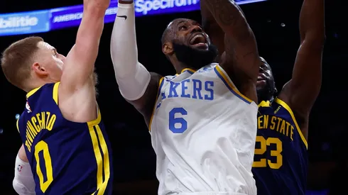 Donte DiVincenzo, LeBron James y Draymond Green.