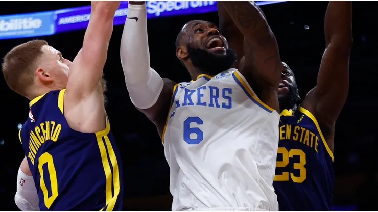 Donte DiVincenzo, LeBron James y Draymond Green.